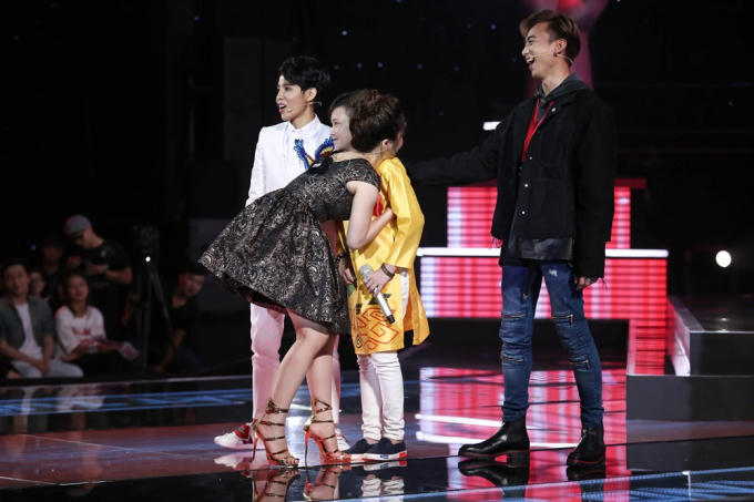 Cậu bé “búi tóc” Quốc Thái hát tiếng Anh khiến 4 HLV “lao” lên sân khấu tranh giành