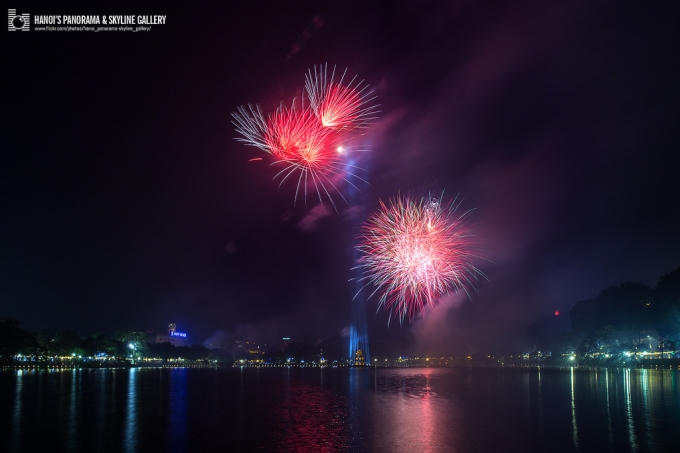 Lung linh sắc m&agrave;u ph&aacute;o hoa tại Hồ Gươm