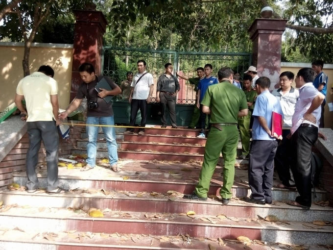 Cơ quan chức năng khám nghiệm tại hiện trường.