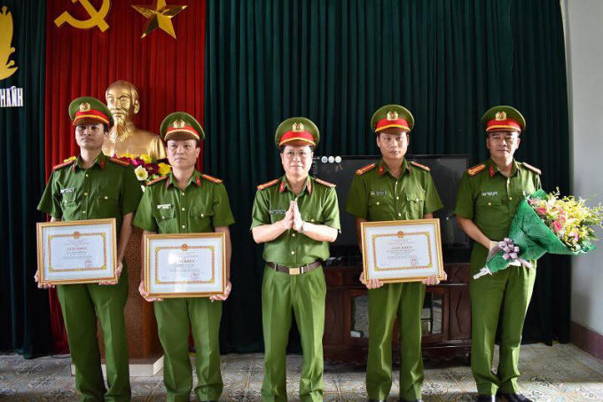 Đại tá Đinh Quang Vinh, Phó Giám đốc Công an tỉnh Ninh Bình khen thưởng Công an huyện Yên Khánh vì đã khám phá nhanh vụ cướp tài sản, hiếp dâm táo tợn trên địa bàn.