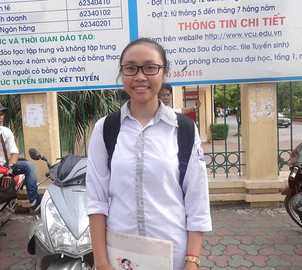 Nguyễn Thị Minh Huệ, một thí sinh tham dự kỳ thi chia sẻ: "Em thấy đề thi năm nay nặng về lý thuyết khá nhiều, và đặc biệt là nó cũng rất dài. Với thời gian làm bài 90 phút, nếu không nhanh thí không thể làm hết được".