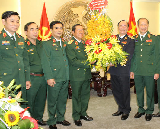 Lãnh đạo Bộ Tổng Tham mưu QĐND Việt Nam chúc mừng Đại tướng Đỗ Bá Tỵ tại lễ công bố quyết định thăng quân hàm Đại tướng tháng 10/2015.