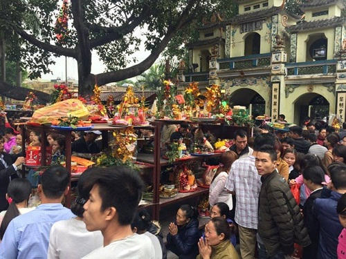 Cảnh tượng khấn thuê, lễ mướn diễn ra rất nhiều tại Đền Bà Chúa Kho.