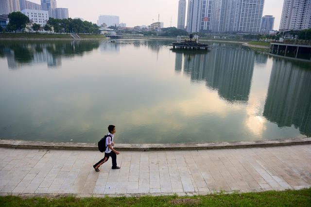 Công viên hồ điều hòa nằm giữa khu vực có nhiều cao ốc mới.