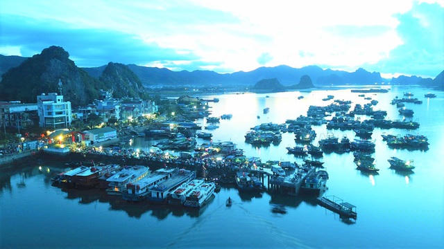 Hàng loạt đại công trình giao thông được xây dựng và đi vào hoạt động, kết nối Vân Đồn với nhiều điểm đến trong và ngoài nước cho thấy, sự sầm uất của thương cảng xưa đang dần được hồi sinh.