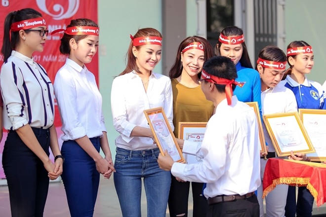 Các người đẹp tham gia ủng hộ chương trình nhận bằng khen từ ban tổ chức.
