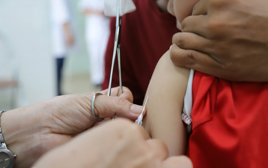 Tiêm vaccine sởi cho trẻ.