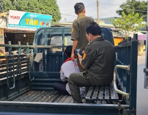Lực lượng chức năng đưa đối tượng về cơ quan điều tra.