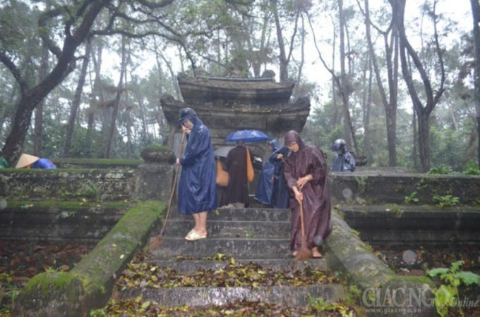 Chỉnh trang, phát quang cây cỏ tháp Tổ sư khai sáng dòng thiền Liễu Quán.