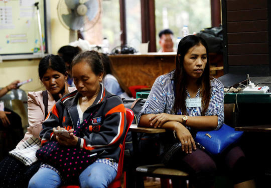 Người nhà chờ đợi gần hang Tham Luang hôm 3-7. Ảnh: Reuters