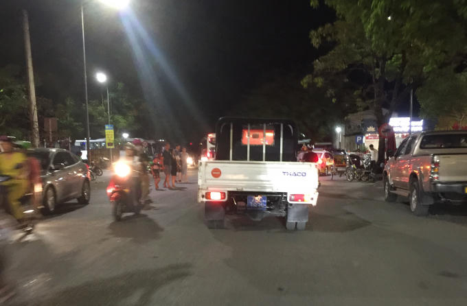 Xe lưu thông ở đường Đội Cung.