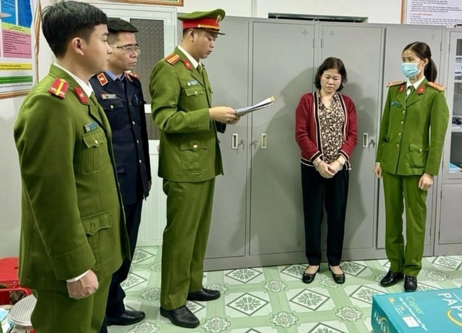 Bị can Nguyễn Thị Huế (áo đỏ).