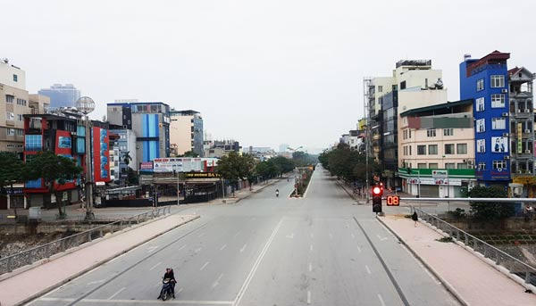 Dù tín hiệu đèn giao thông chỉ còn chưa đến 10 giây nữa sẽ chuyển sang đèn xanh, đường phố vắng tanh nhưng người tham gia giao thông vẫn dừng xe theo đúng quy định.