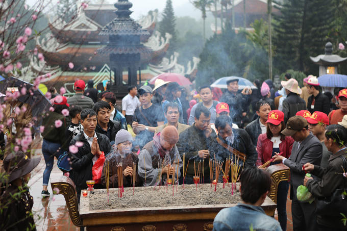 Du khách thập phương dâng hương.