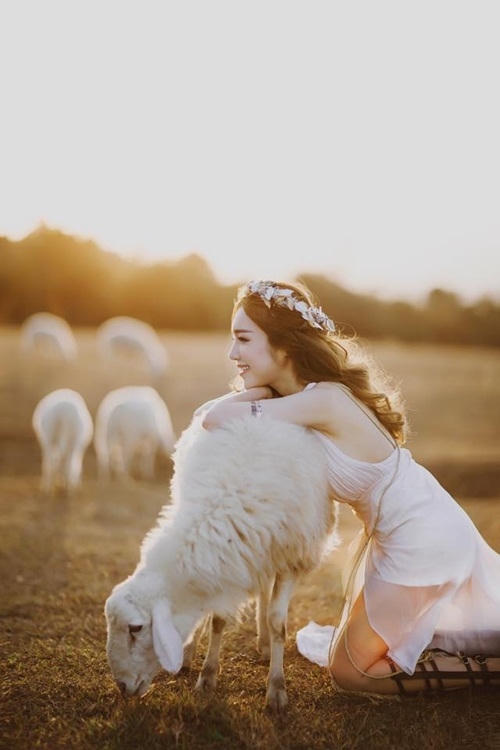 Elly Trần khoe vẻ đẹp nữ thần sau khi sinh con lần 2