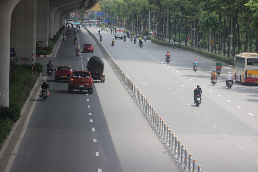 Cận cảnh hai tuyến đường vào nội đô được lắp đặt dải phân cách cứng phân luồng giao thông