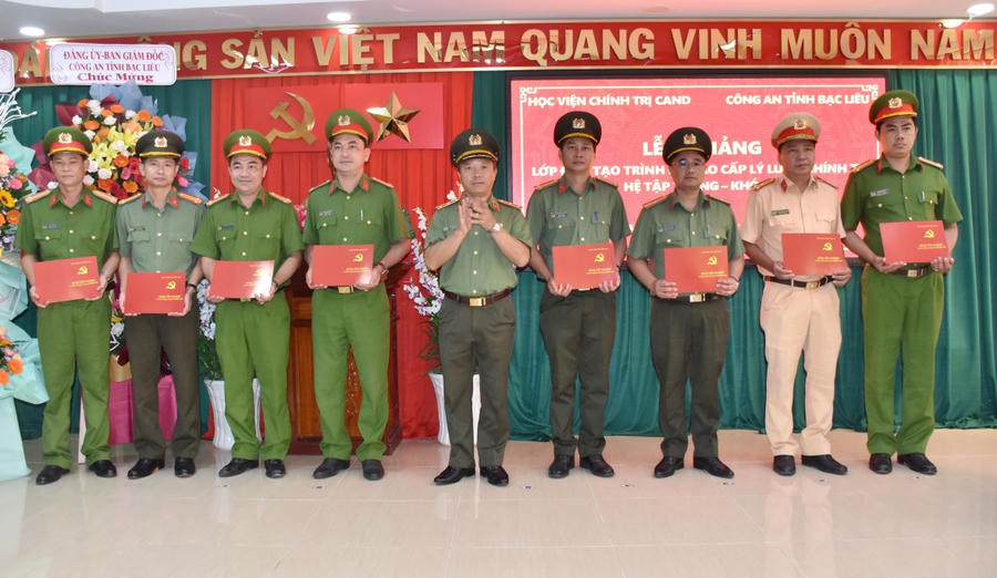 Trung tướng, PGS.TS Phan Xuân Tuy - Giám đốc Học viện chính trị CAND trao Bằng tốt nghiệp cho các học viên khóa đào tạo Cao cấp lý luận chính trị mở tại Công an Bạc Liêu.