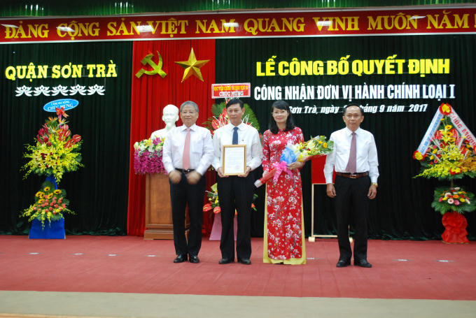 Lãnh đạo TP Đà Nẵng trao Quyết định cho Quận ủy, UBND quận Sơn Trà.