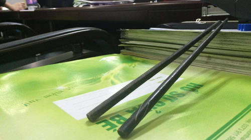 Đôi đũa gỗ cô giáo dùng đánh bé Thu Phương. Ảnh: Lê Hoàng.