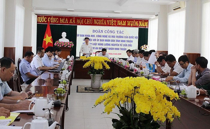 Toàn cảnh buổi làm việc.