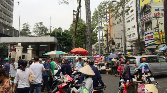 Hàng rong, xe ôm trước cổng bệnh viện Chợ Rẫy gây nhếch nhác, rối loạn giao thông.