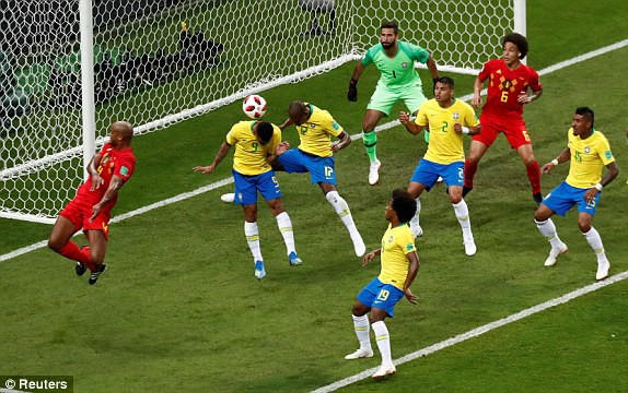 Pha đánh đầu phản lưới nhà của cầu thủ Fernandinho. (Ảnh: Reuters)