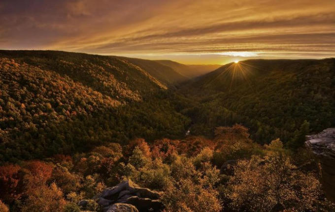 Mùa thu ở Holmes, Ohio, Mỹ có thể bắt đầu từ thượng tuần tháng 9. Dấu hiệu của mùa thu là những cơn gió mang đến cảm giác lành lạnh trên da, tia nắng dịu nhẹ không còn làm cho ta phải trốn tránh nữa và tiếng ve sầu bắt đầu im lặng về chiều... Lái xe theo những con đường quanh co và băng qua cánh đồng ngô lượn sóng để cảm nhận sắc thu rực rỡ đang về trên Ohio. Đủ các loại cây như sồi, dẻ đang thay lá đỏ vàng làm trung tâm Holmes thêm nồng nàn, ấm áp.