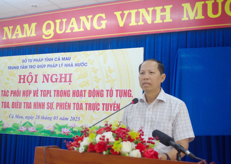 Ông Trần Hoàng Lộc - Phó Bí thư Đảng ủy, Phó Giám đốc Sở Tư pháp Cà Mau, Phó Chủ tịch Hội đồng phối hợp liên ngành về TGPL trong hoạt động tố tụng, phát biểu kết luận tại Hội nghị.