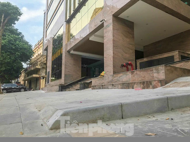 Đoạn vỉa hè được xây cao hơn so với vỉa hè cũ của toàn tuyến phố gần 30 cm buộc người dân đi bộ qua khu vực này phải