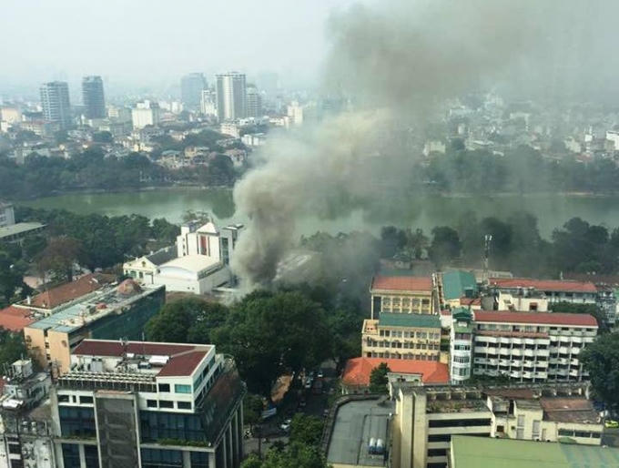 Lửa bốc cháy dữ dội tại Cung thiếu nhi Hà Nội