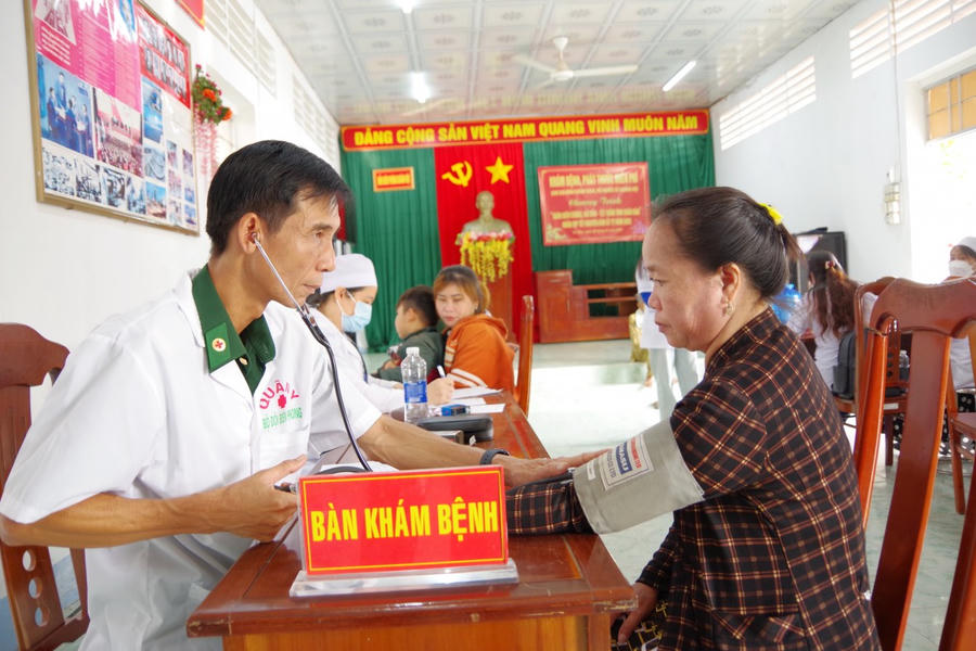 Các đơn vị trong BĐBP tỉnh Cà Mau khám bệnh, cấp thuốc miễn phí cho gia đình chính sách, người có công trên địa bàn.
