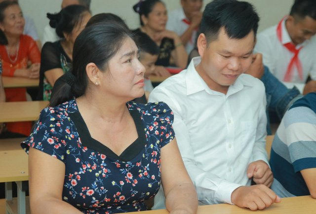 Có cô giáo đã đặt tấm thiệp lên ngực cả đêm thao thức