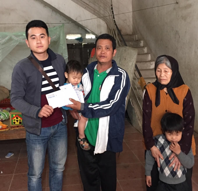 Số tiền 4.000.000 đồng được trích từ Quỹ nhịp cầu Plus đã được trao đến tận tay gia đình cụ Đào Thị Đoàn cùng các cháu mồ côi cha mẹ.