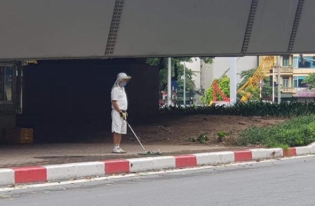 Người đàn ông bị phạt 1 triệu động vì tập đánh golf ở chân cầu vượt