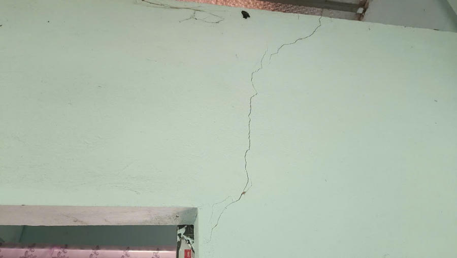 Vết nứt tại ngôi nhà của chị Lò Thị Tiển.