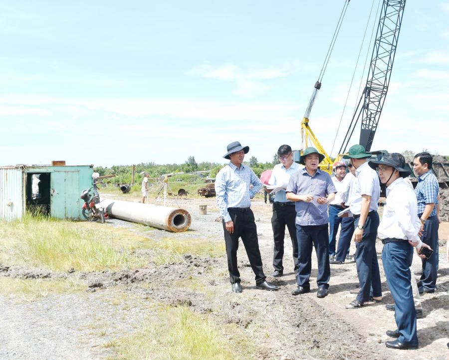 Tổ công tác số 02 kiểm tra thực tế Dự án Khu neo đậu tránh trú bão và Bến cá Cái Cùng thuộc xã Vĩnh Hậu.