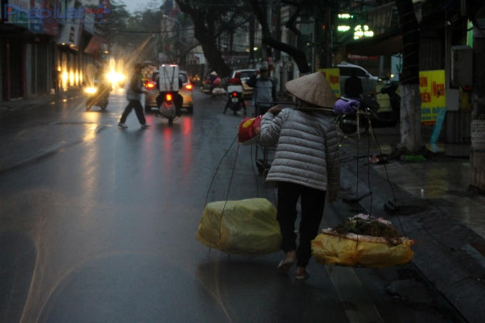 Nhiều người tránh ống kính máy ảnh bởi "sợ con cháu biết lại trách mắng và không cho đi làm nữa". (Ảnh: Đức Biên)