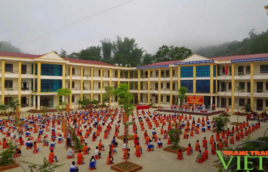Xây dựng trường học cho vùng biên giới.