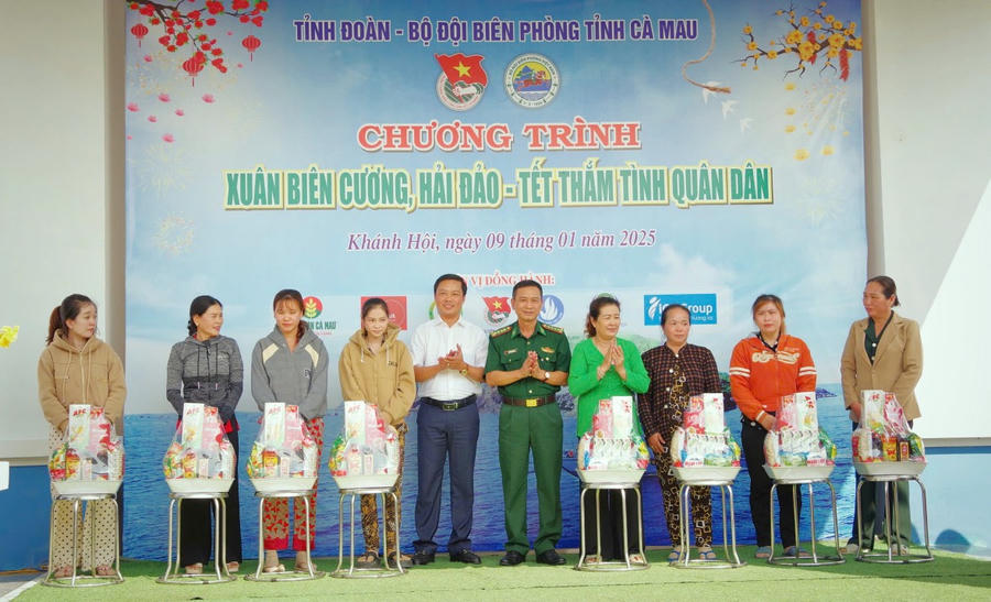 Lãnh đạo Huyện uỷ U Minh và lãnh đạo BĐBP tỉnh Cà Mau tặng quà cho các gia đình chính sách, hộ nghèo trên địa bàn xã Khánh hội (huyện U Minh).