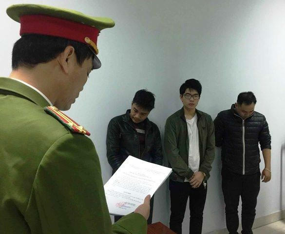 Cơ quan công an đọc lệnh khởi tố vụ án.