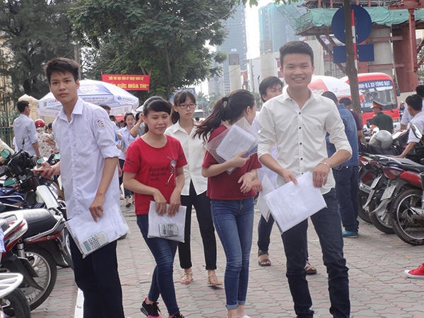 16h các thí sinh dự thi tại điểm thi Trường Đại Học Thương Mại kết thúc môn thi cuối cùng trong kỳ thi THPT Quốc Gia.