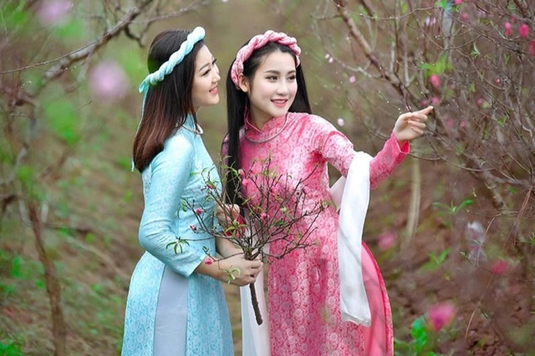 Tục xông đất đầu năm là nét văn hóa đặc trưng của người Việt, thể hiện tinh thần luôn hướng đến những điều may mắn, tốt lành. (Ảnh: Lê Xuân Bách).