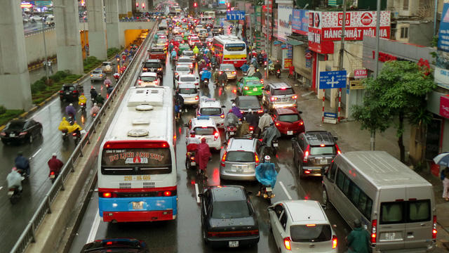 Dòng phương tiện nối đuôi nhau chờ đèn đỏ. Lượng phương tiện đông nhưng ùn tắc không xảy ra.