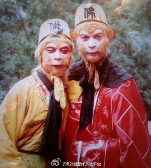 Bên trái là nhân vật đóng thế cho Tôn Ngộ Không, 2 người giống nhau như 2 giọt nước nên khó có thể phân biệt được thật giả. Ảnh: internet.