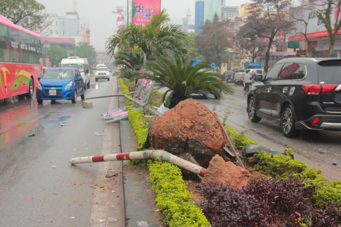 Cột đèn bị húc gãy sập xuống đường. (Ảnh: Hải Long).