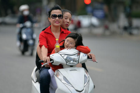 Chị Lan (ở quận Hoàn Kiếm) cho rằng hôm nay thời tiết thủ đô đẹp, ấm áp, việc đội mũ gây khó chịu. "Mấy khi Tết nhất, để đầu trần cho mát. Cảnh sát giao thông cũng không nỡ phạt người dân đầu năm mới đâu", chị nói.