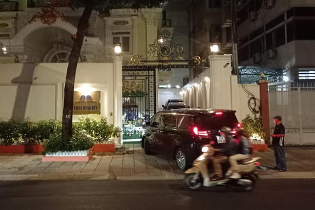 C&ocirc;ng an kh&aacute;m x&eacute;t biệt thự Hằng Hữu tr&ecirc;n đường Nguyễn Th&ocirc;ng, quận 3 của gia đ&igrave;nh b&agrave; Hằng.