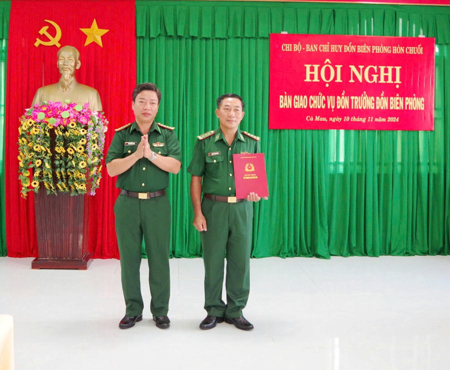 Đại tá Phạm Minh Giang - Bí thư Đảng ủy, Chính ủy BĐBP tỉnh Cà Mau trao quyết định chỉ định Phó Bí thư Chi bộ Đồn Biên phòng Hòn Chuối cho Thượng tá Đoàn Công nghiệp.
