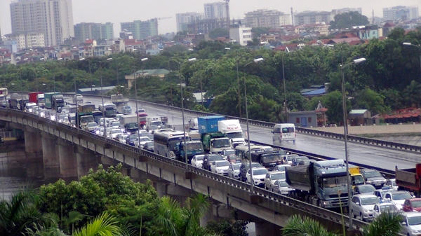 Hướng từ Khuất Duy Tiến đi về Pháp Vân vẫn rộng thênh thang.