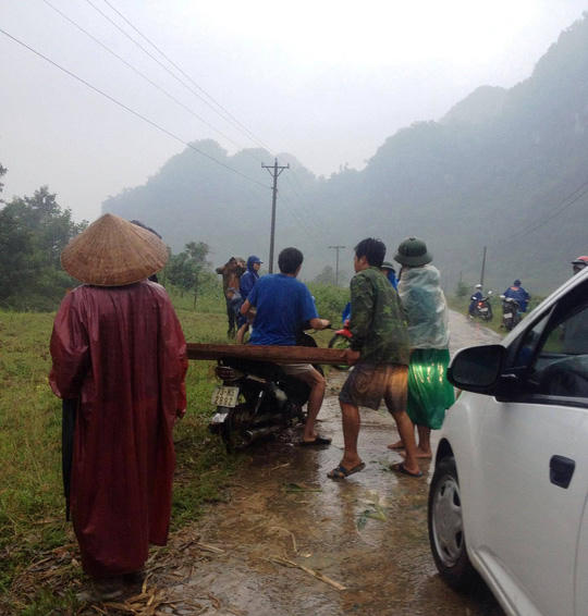 Một vụ hành hung kiểm lâm viên trên địa bàn huyện Minh Hóa. (Ảnh. Người Lao Động)